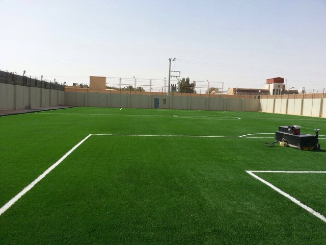 ملاعب كورة بتركيب العشب الصناعي